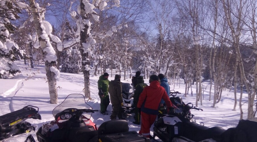Согревались у костра: как провели ночь потерявшиеся в лесу сахалинские снегоходчики
